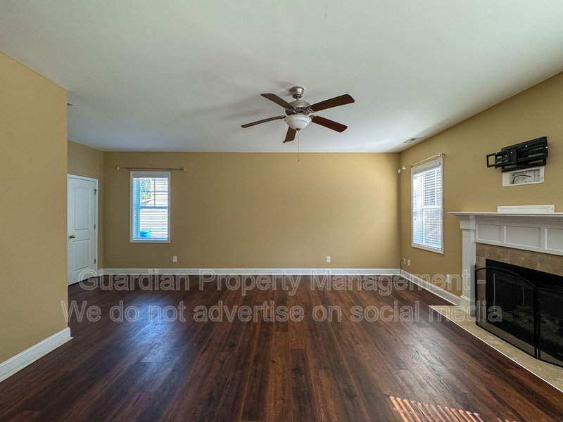 Lovely 3 Bed 2.5 Bath Home with Fenced Backyard property image