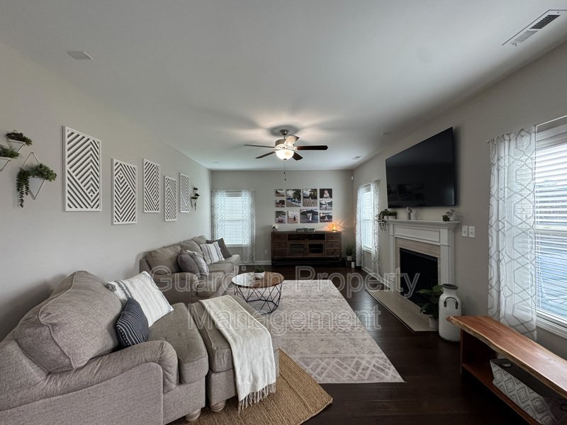 Gorgeous 4 Bed 2.5 Bath Home with Fenced Backyard property image