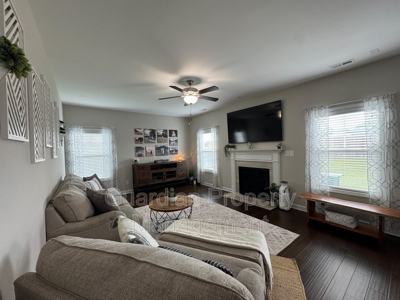 Gorgeous 4 Bed 2.5 Bath Home with Fenced Backyard property image