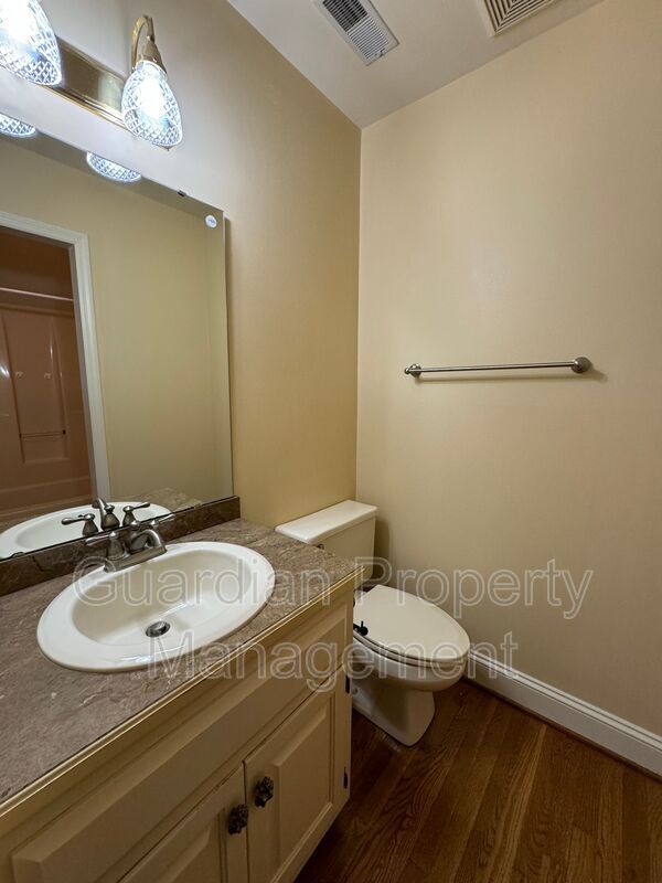 Charming 4 Bed 3.5 Home in Haymount property image