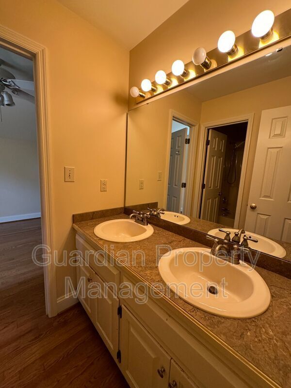 Charming 4 Bed 3.5 Home in Haymount property image