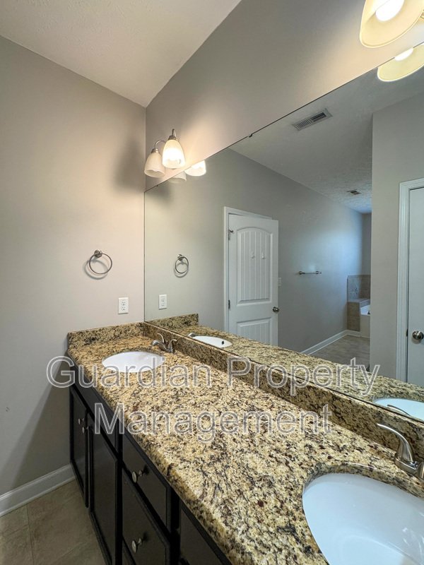 Beautiful 5 Bed 2.5 Bath Home with Main Level Primary Bedroom property image