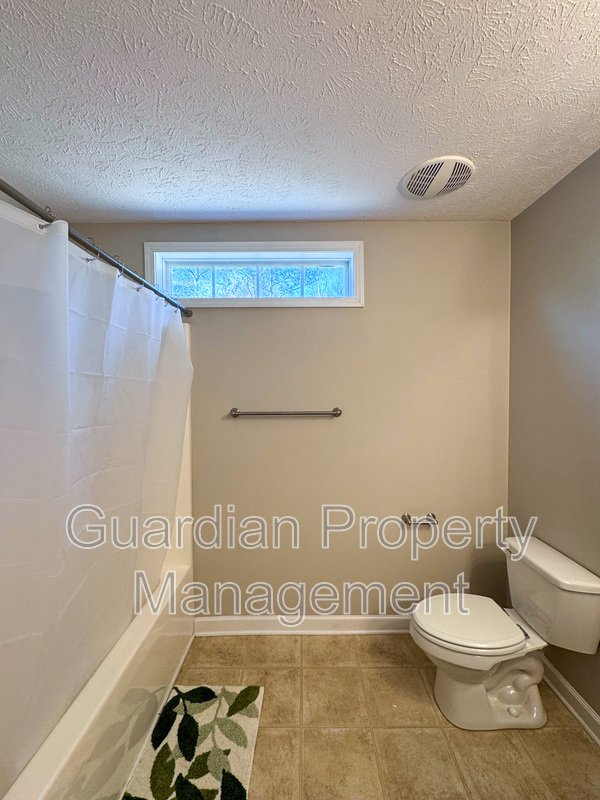 Beautiful 5 Bed 2.5 Bath Home with Main Level Primary Bedroom property image