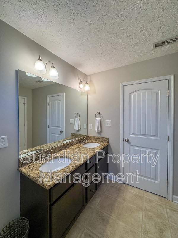 Beautiful 5 Bed 2.5 Bath Home with Main Level Primary Bedroom property image