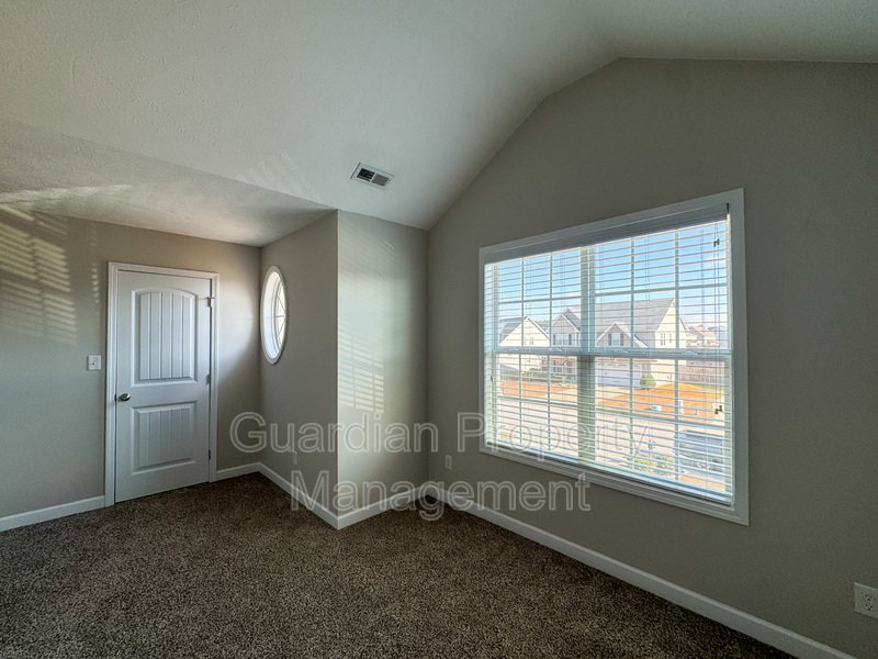 Beautiful 5 Bed 2.5 Bath Home with Main Level Primary Bedroom property image