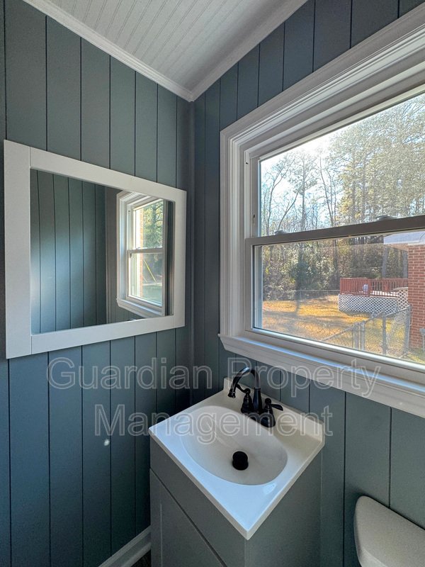 Charming 3 Bed 1.5 Bath Home with Flex Room property image