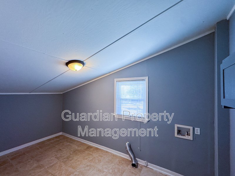 Charming 3 Bed 1.5 Bath Home with Flex Room property image